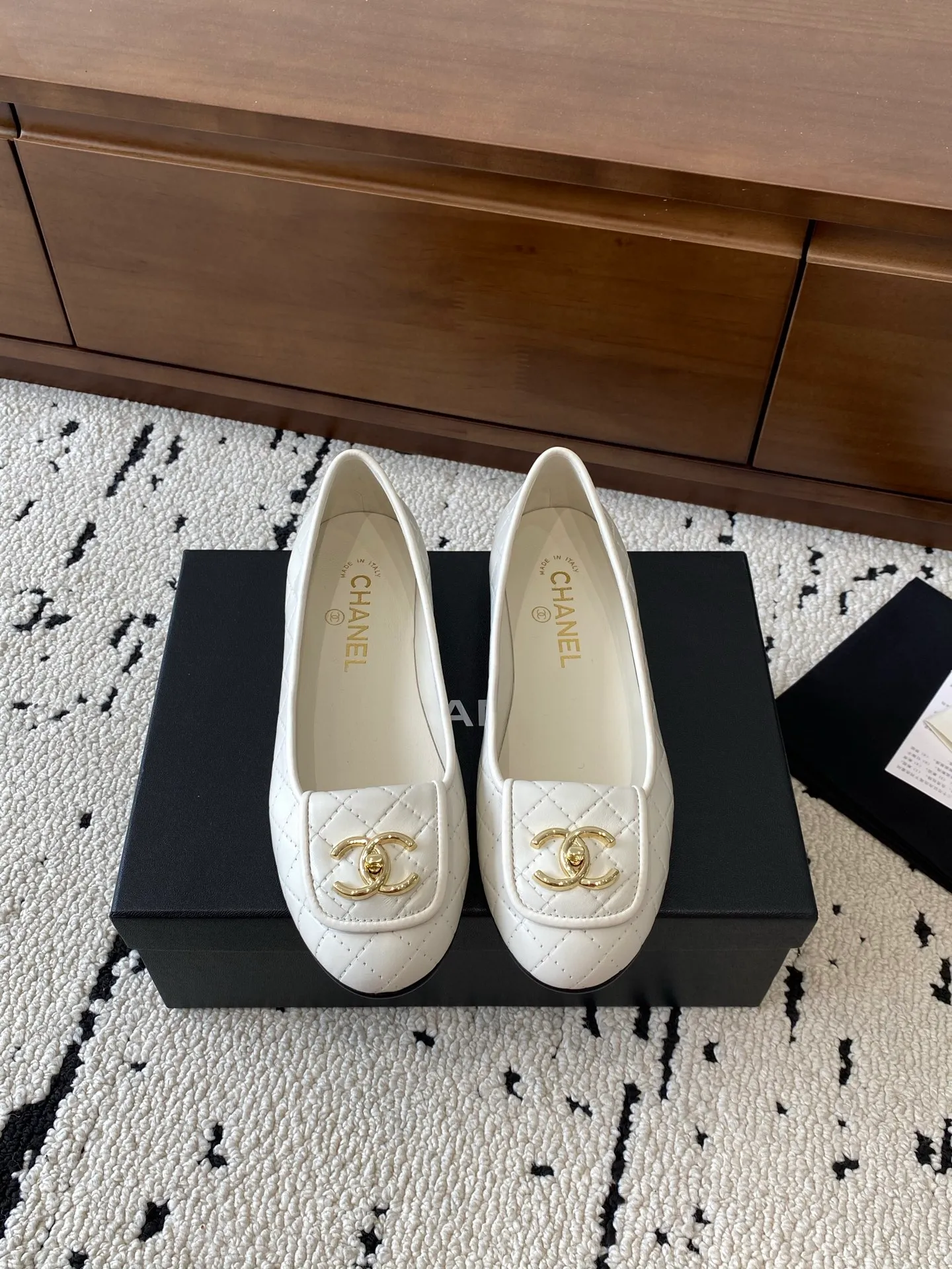 👟👟Ex-factory price 580👟👟 🍀CHANEL2025 new autumn and winter style, Mary Jane leather Chanel Xiaoxiang C home flat shoes Comfortable Mary Jane shoes Catwalk haute couture customization, simple yet sweet and playful Solid color fabric is refreshing and easy to wear Buckle design shoes are more heeling Upper: Customized sheepskin Inner foot pad: sheepskin Sole: Italian genuine leather sole Code number: 35-40 (40 customized items are non-refundable) 👉 👉